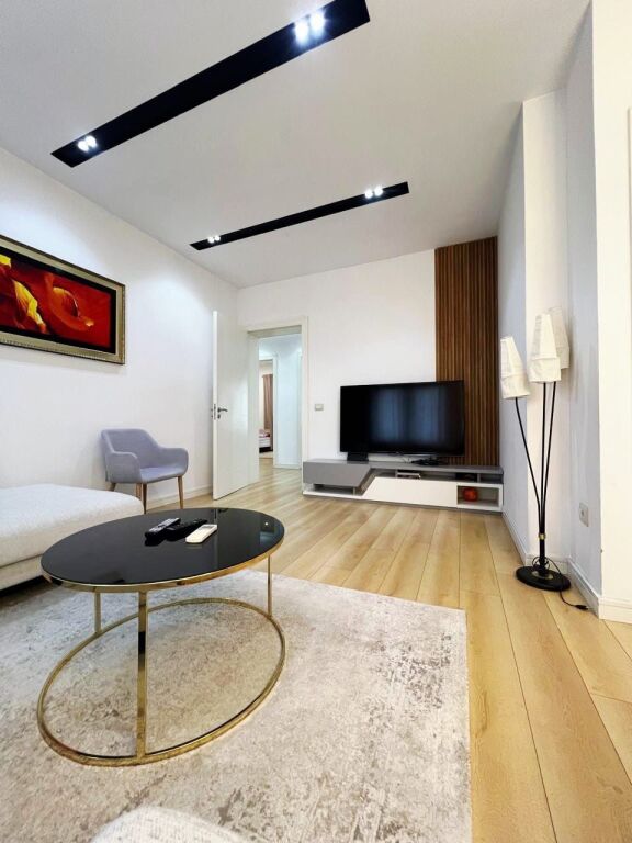 Vicino a "Kafe Flora", all'inizio della strada di Durazzo.  🔺️ Vendiamo super appartamento 2+1 con 2 bagni