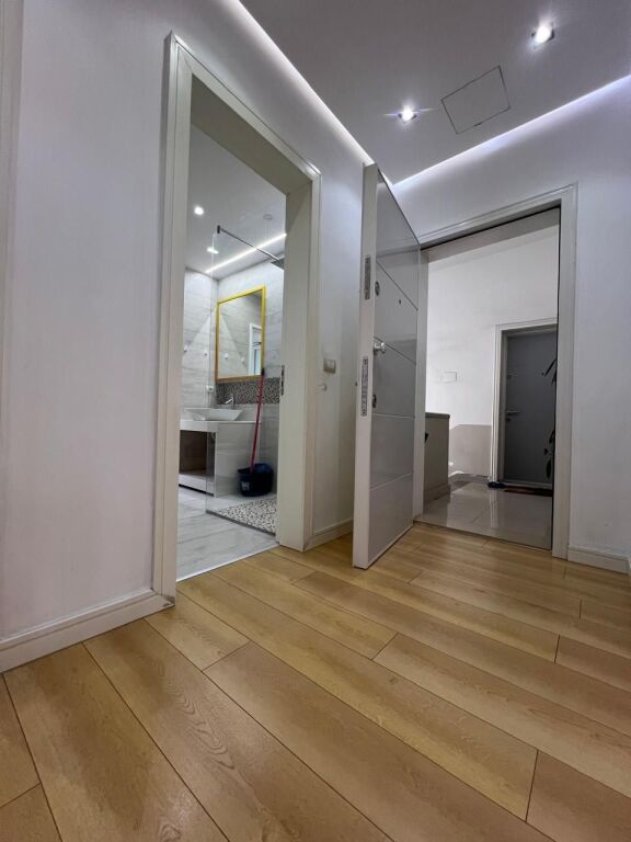 Vicino a "Kafe Flora", all'inizio della strada di Durazzo.  🔺️ Vendiamo super appartamento 2+1 con 2 bagni