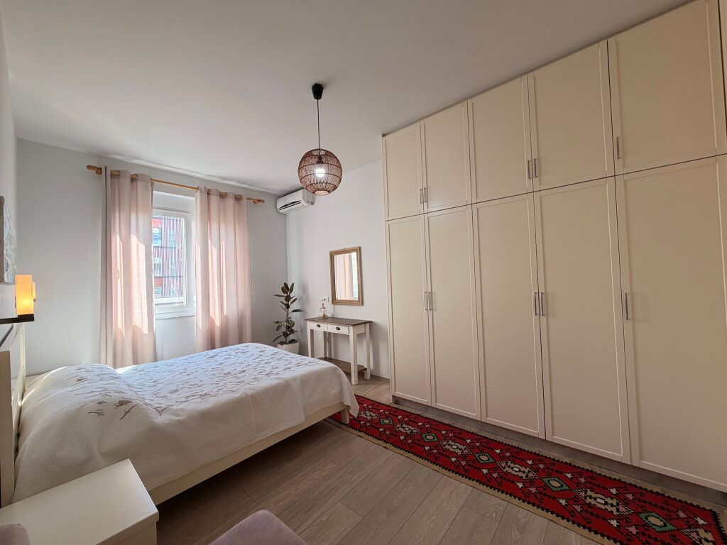 SHITET apartament 3+1 plot dritë tek HIPOTEKA e Tiranës