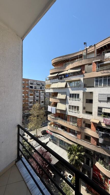 Jepet me qera 2+1 te astir mobiluar ashensor 550 eu