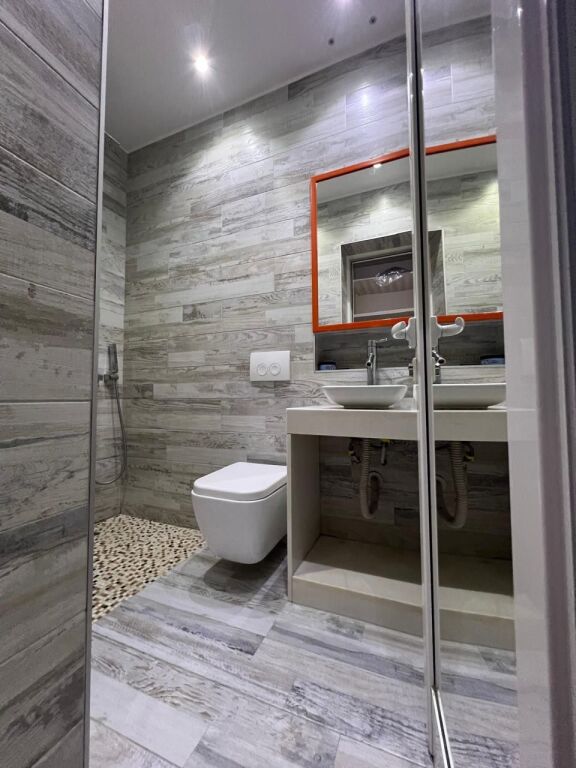 Vicino a "Kafe Flora", all'inizio della strada di Durazzo.  🔺️ Vendiamo super appartamento 2+1 con 2 bagni