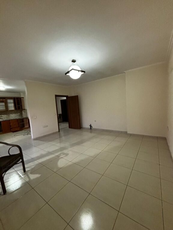 Shitet apartament 2+1+2 në Misto Mame