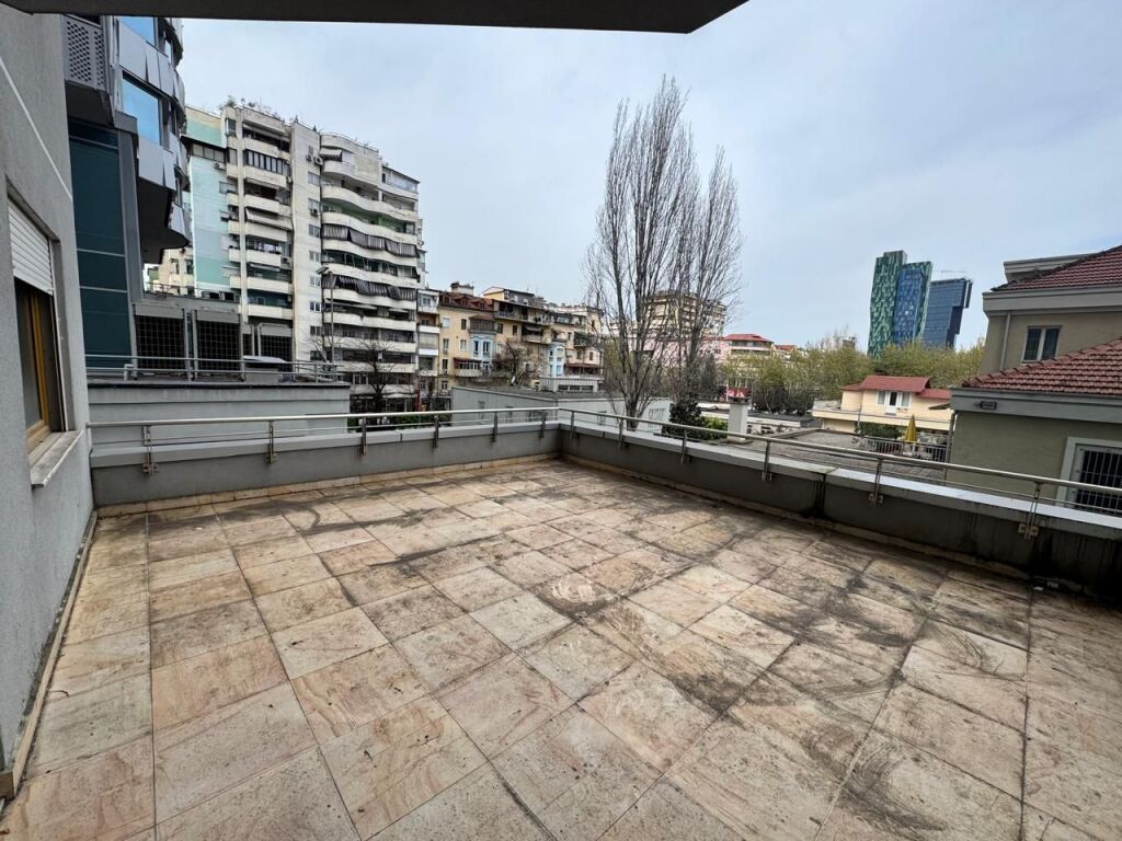 Locale commerciale in affitto 3+1+2 + 28 m2 veranda  (Sky towers)
