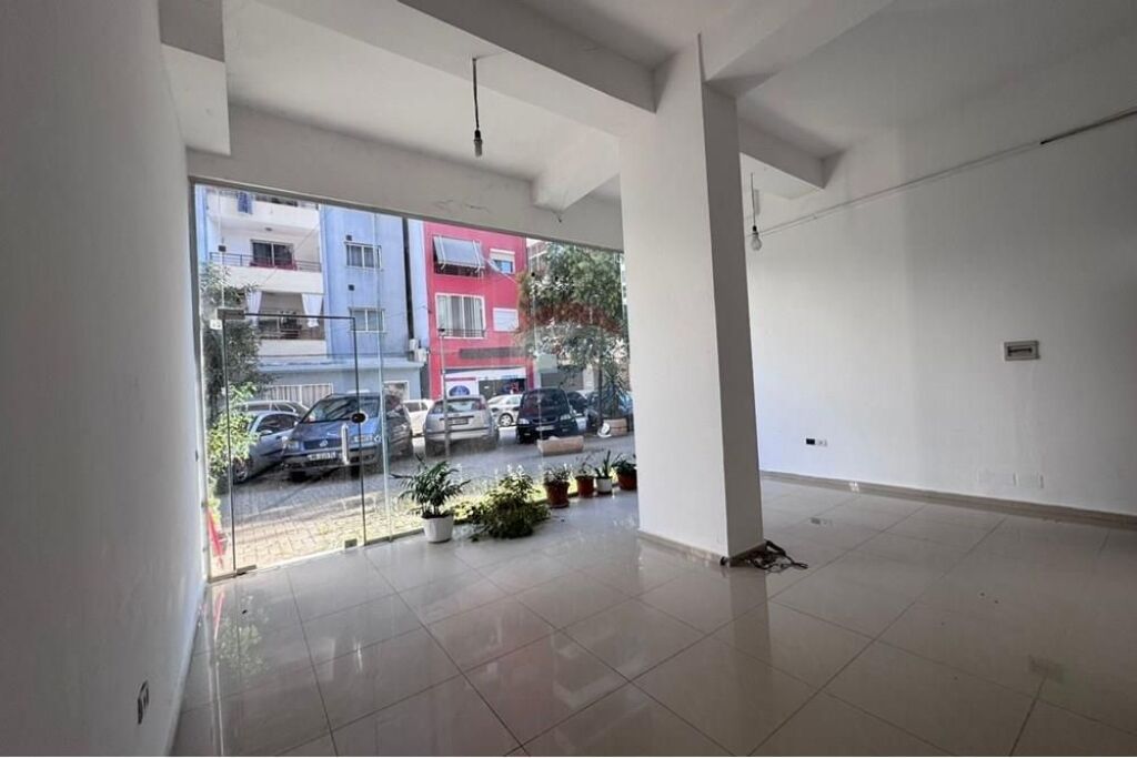 Dyqan - Për Qira - Bulevardi Migjeni, Tiranë