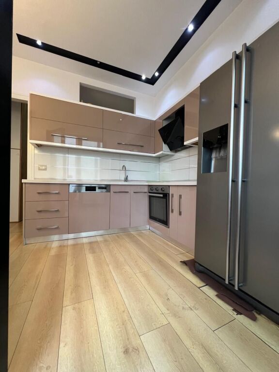 Vicino a "Kafe Flora", all'inizio della strada di Durazzo.  🔺️ Vendiamo super appartamento 2+1 con 2 bagni