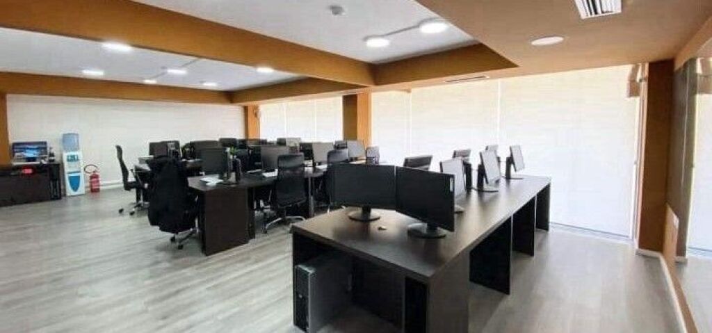 🏢 AMBIENT ME QIRA – Rruga Sami Frashëri, pranë Shkolla Petro Nini Luarasi