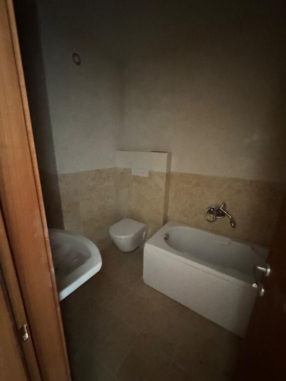 Locale commerciale in affitto 3+1+2 + 28 m2 veranda  (Sky towers)
