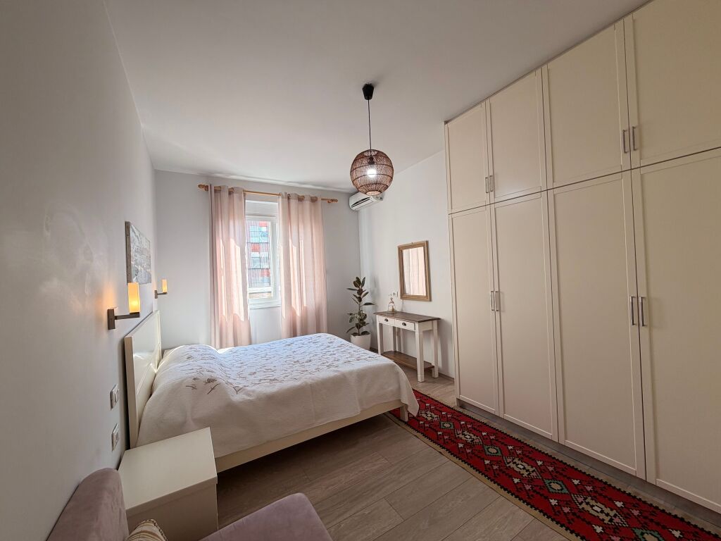 SHITET apartament 3+1 plot dritë tek HIPOTEKA e Tiranës