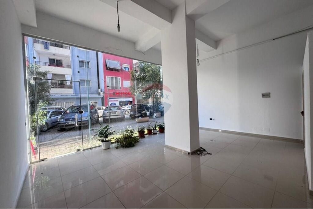 Dyqan - Për Qira - Bulevardi Migjeni, Tiranë