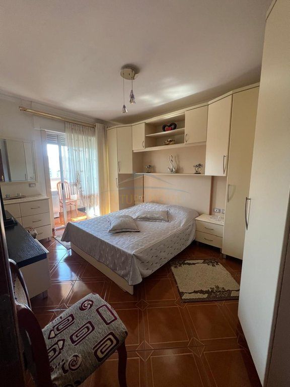 Shitet apartament 2+1 , Komuna e parisit rruga Sulejman Devina