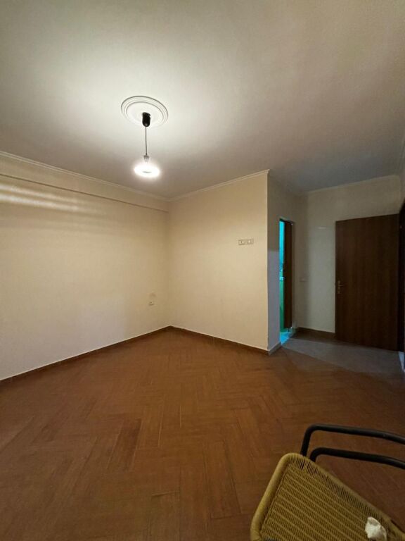 Shitet apartament 2+1+2 në Misto Mame