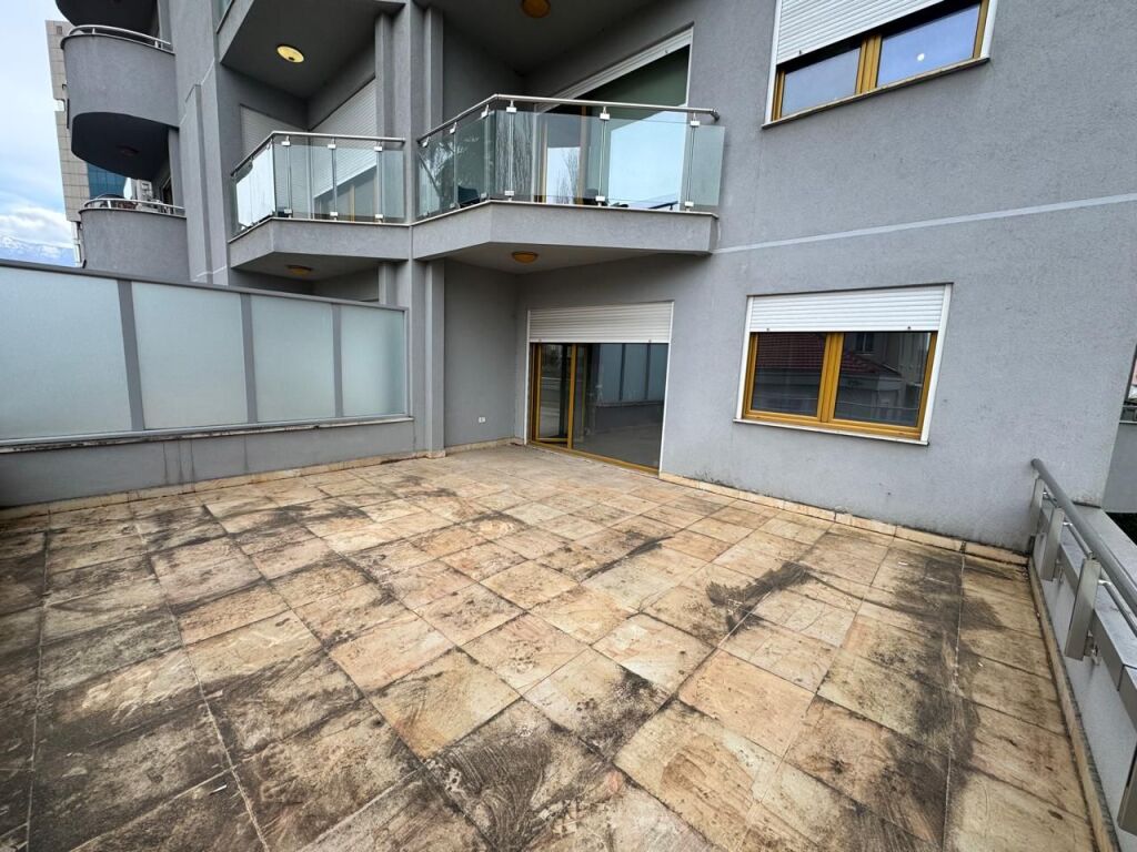 Locale commerciale in affitto 3+1+2 + 28 m2 veranda  (Sky towers)
