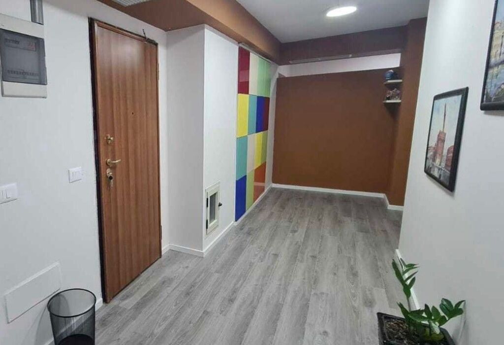 🏢 AMBIENT ME QIRA – Rruga Sami Frashëri, pranë Shkolla Petro Nini Luarasi