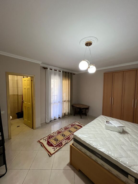 2+1+2 me Qera te Kopshti Botanik