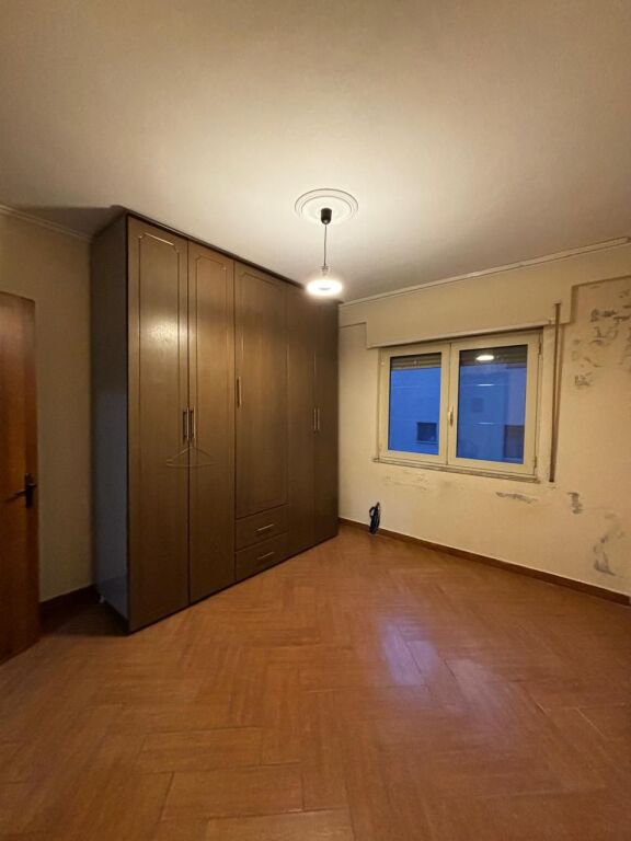 Shitet apartament 2+1+2 në Misto Mame