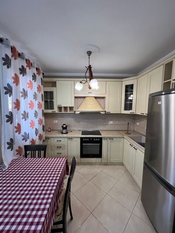 2+1+2 me Qera te Kopshti Botanik