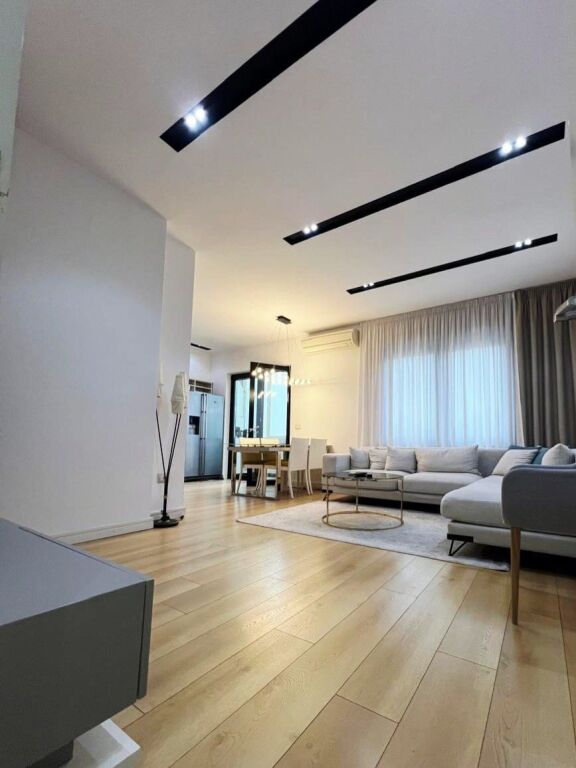 Vicino a "Kafe Flora", all'inizio della strada di Durazzo.  🔺️ Vendiamo super appartamento 2+1 con 2 bagni