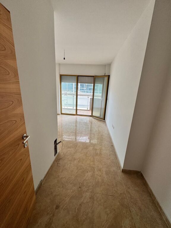Locale commerciale in affitto 3+1+2 + 28 m2 veranda  (Sky towers)
