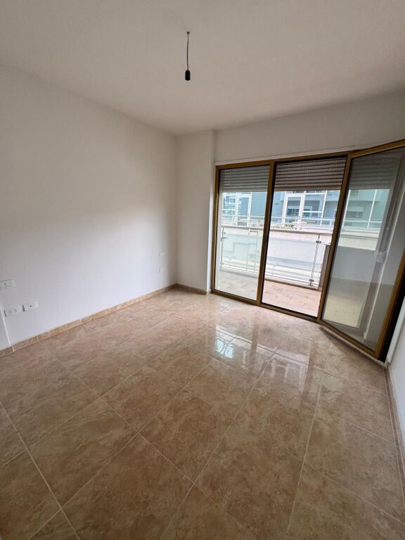 Locale commerciale in affitto 3+1+2 + 28 m2 veranda  (Sky towers)
