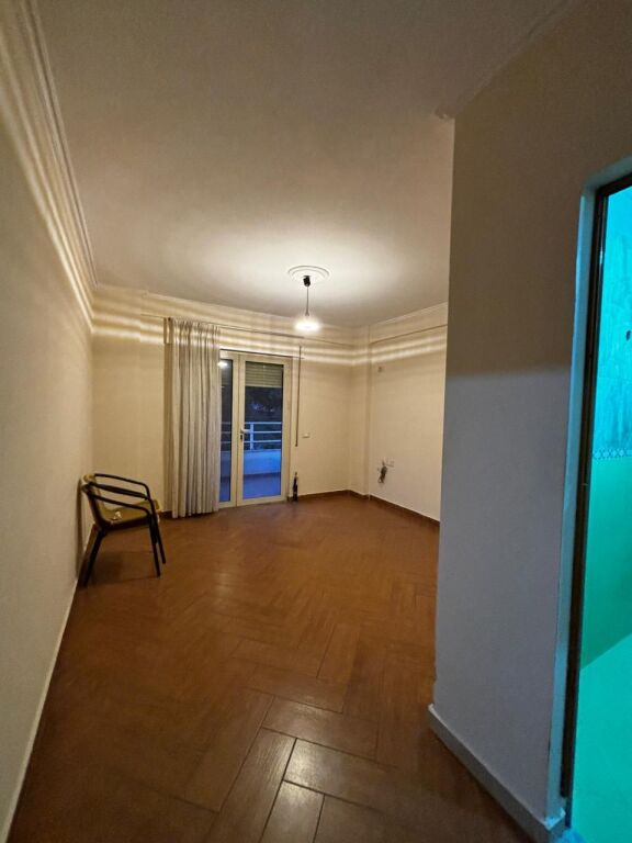 Shitet apartament 2+1+2 në Misto Mame