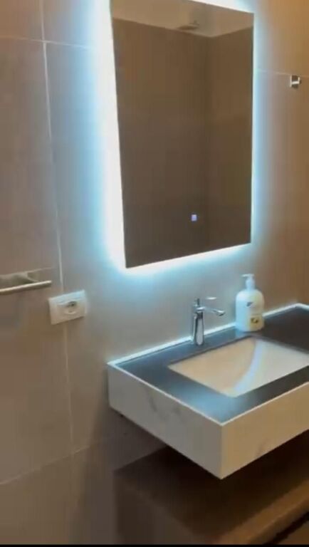 Jepet me qera apartament 1+1 – Xhamllik | Rezidencë e re 2025