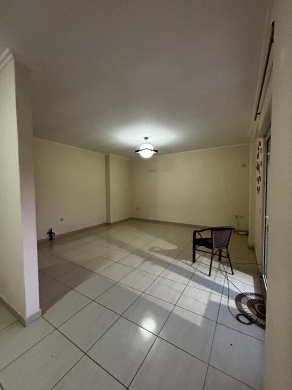 Shitet apartament 2+1+2 në Misto Mame