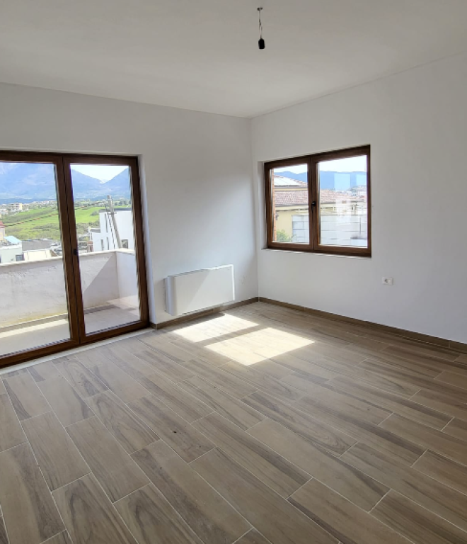 🏡 VILË ME QIRA – PRANË TEG