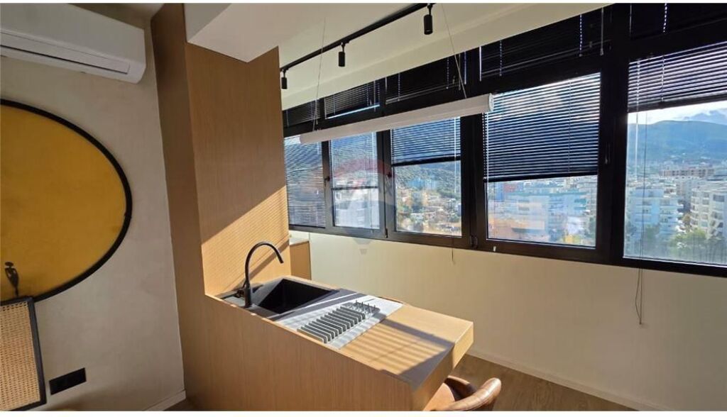 Shitet Garsoniere + Apartament 1+1 në Lungomare