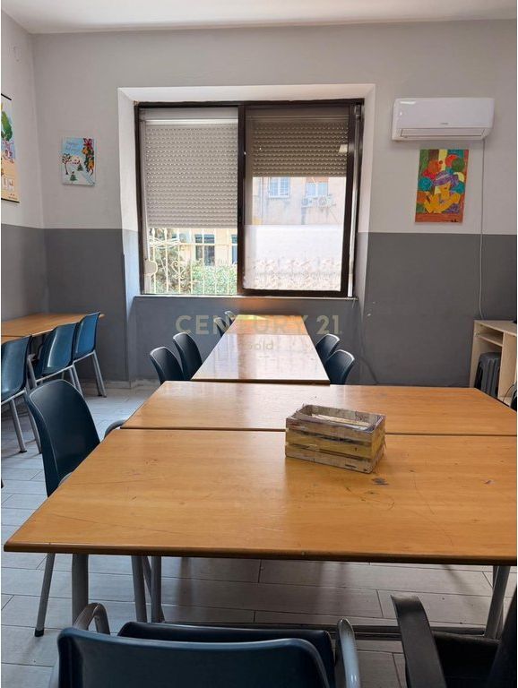 Jepet me qira Apartament 3+1 ne zonen me te kerkuar te tiranes. Ish Blloku , prane sheshit Willson