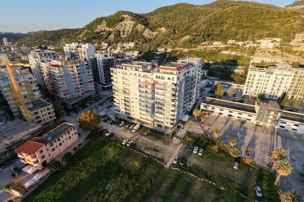 Shitet Garsoniere + Apartament 1+1 në Lungomare
