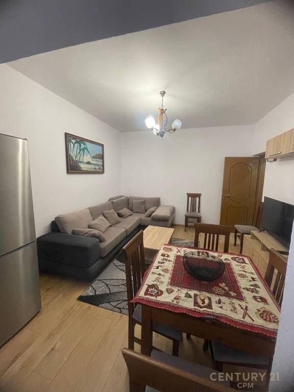 Affittasi 1+1 al Pazari i Ri, vicino a Optika Roma 600 € /Mese