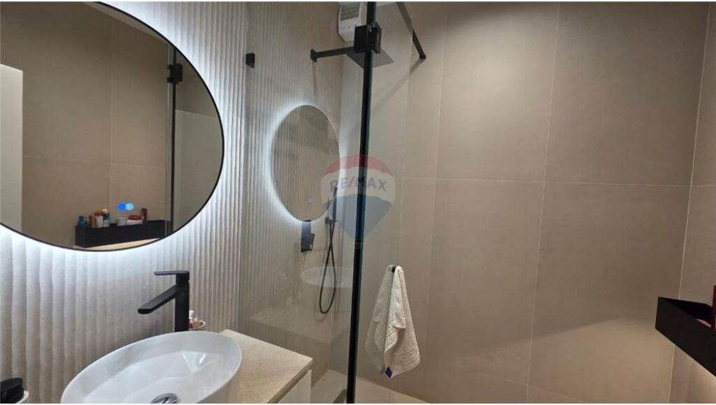 Shitet Garsoniere + Apartament 1+1 në Lungomare