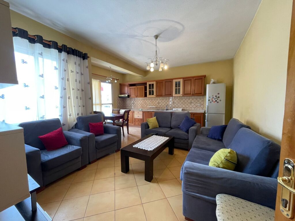 🏠Allias,pas Shkolles 9-vjecare“Bajram Curri” jepet me qera kati i II-te i nje vile,,2+1,i mobiluar 60,000Leke