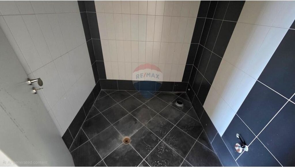 🔥🌊 OKAZION ELITAR – AMBIENT TREGTAR NË VIJË TË PARË, LUNGOMARE VLORË 🌊🔥