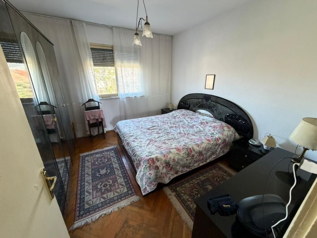 Jepet me qira apartament 1+1 📍 Allias, pranë Shkollës së Bashkuar  🏢 Kati 3 🏠 Pallat ekzistues (pa ashensor)  💶 Çmimi: 35,000 lekë/muaj