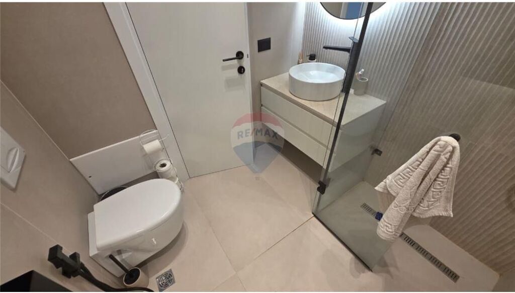 Shitet Garsoniere + Apartament 1+1 në Lungomare