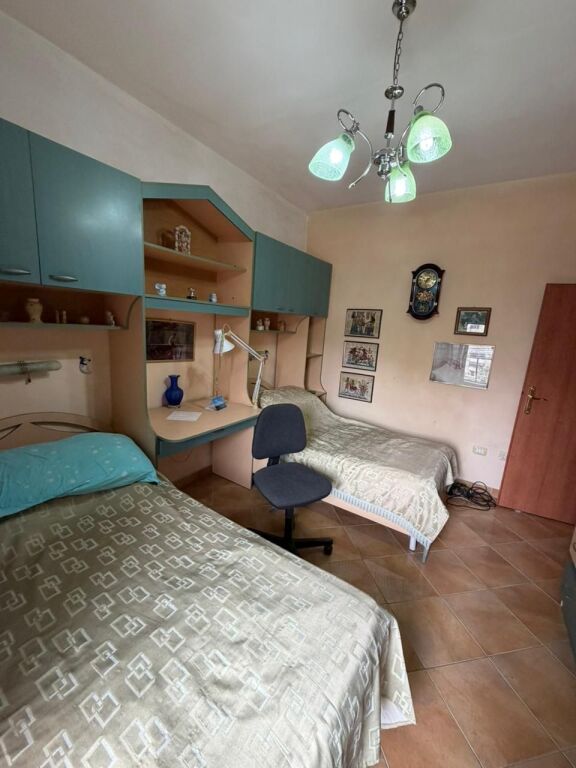 Shitet apartament 2+1 te stacioni trenit ne durres