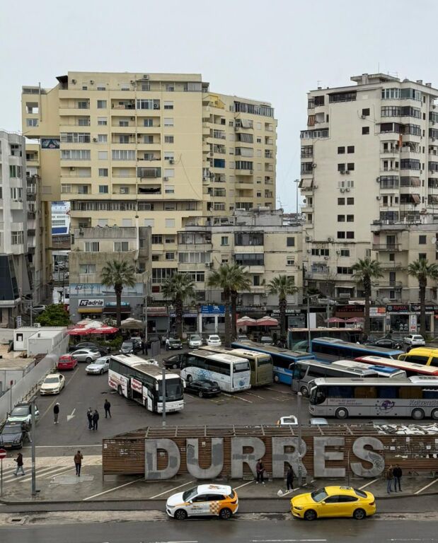 Shitet apartament 2+1 te stacioni trenit ne durres