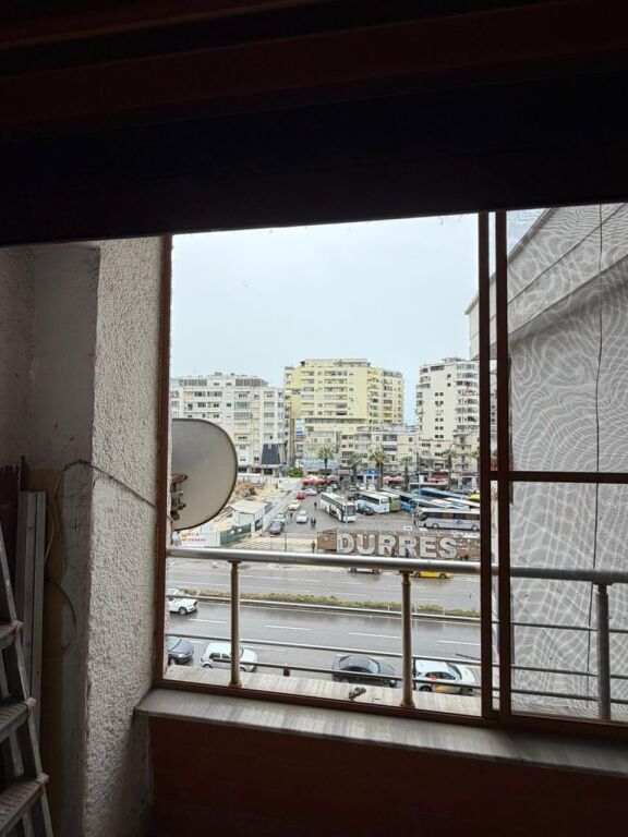 Shitet apartament 2+1 te stacioni trenit ne durres
