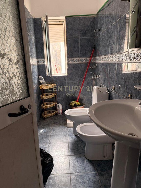 Jepet me qira Apartament 3+1 ne zonen me te kerkuar te tiranes. Ish Blloku , prane sheshit Willson