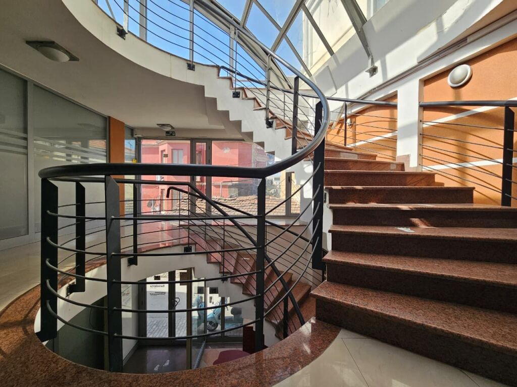 Jepet Ambient Zyre me qera te pazari ri, Tirane.