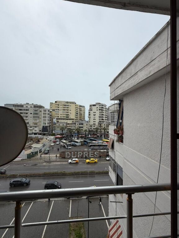 Shitet apartament 2+1 te stacioni trenit ne durres