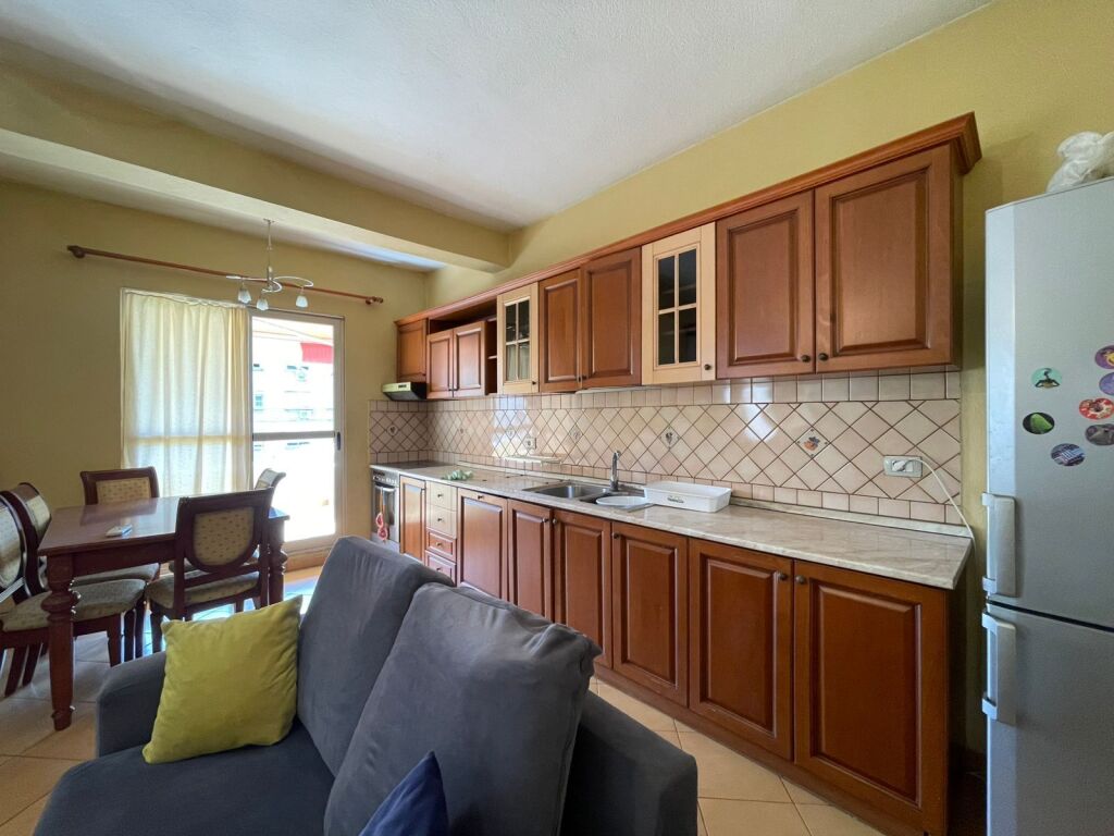 🏠Allias,pas Shkolles 9-vjecare“Bajram Curri” jepet me qera kati i II-te i nje vile,,2+1,i mobiluar 60,000Leke