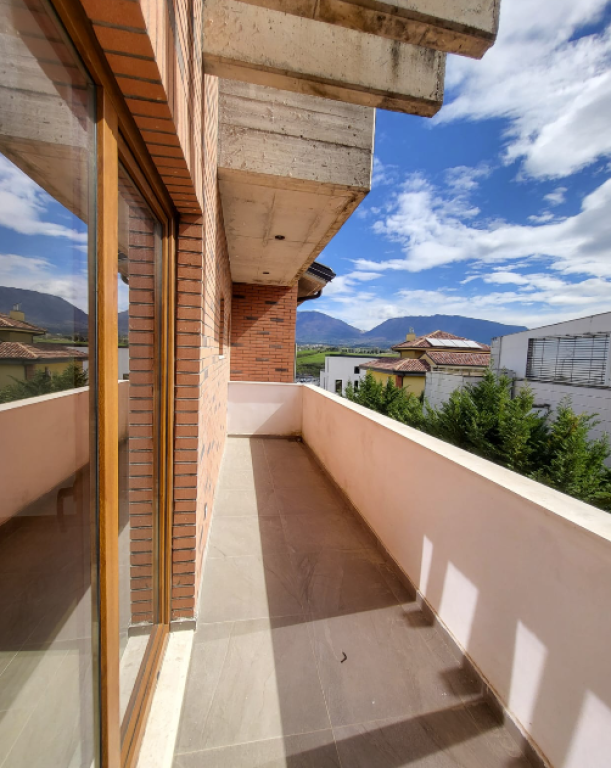 🏡 VILË ME QIRA – PRANË TEG