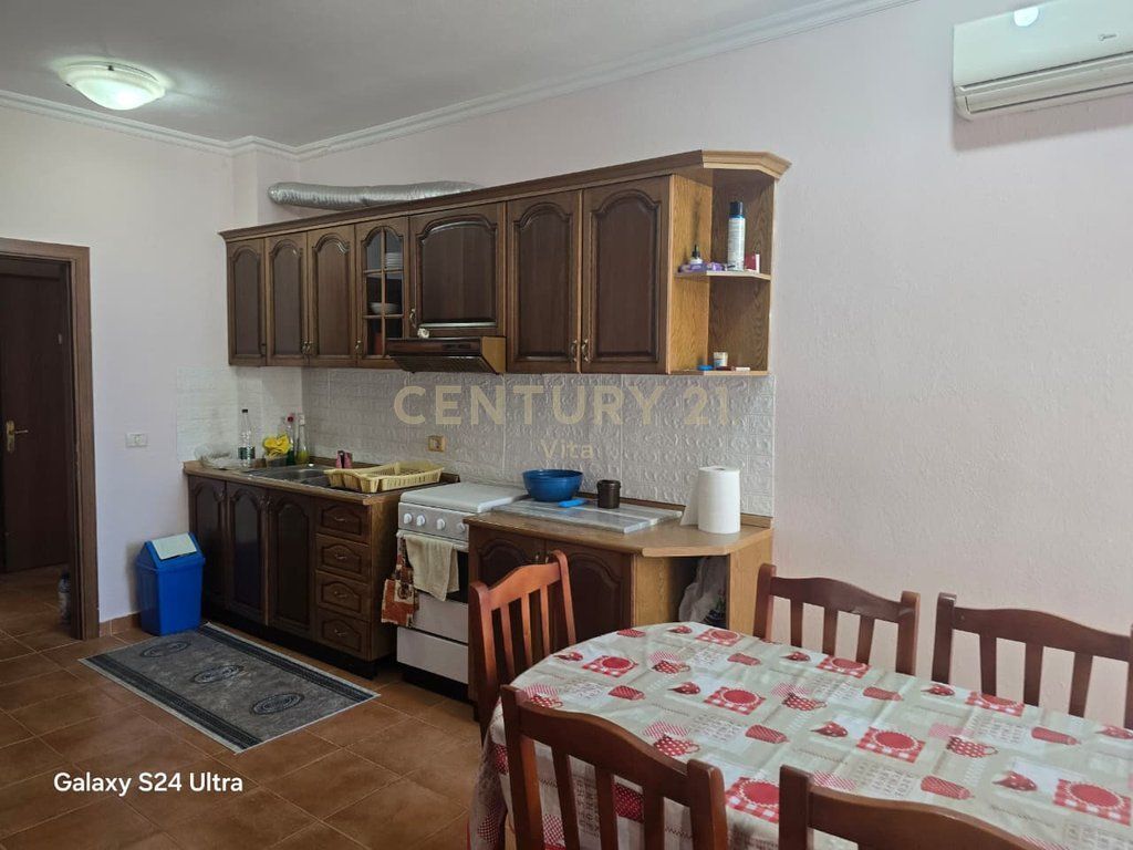 Apartamenti ndodhet në Golem, afër Miami 2, vetëm 160 metra nga deti. Pozicionohet në katin e 5-të të një pallati me ashensor dhe ka sipërfaqe neto 85 m². Organizimi përfshin një korridor, dhomë ndenje me kuzhinë, dy dhoma gjumi, një tualet dhe dy ballkone. Shitet pjesërisht i mobiluar dhe me dokumentacion të rregullt hipotekor.  Për më shumë informacion ose për të organizuar një vizitë, ju lutemi na kontaktoni.