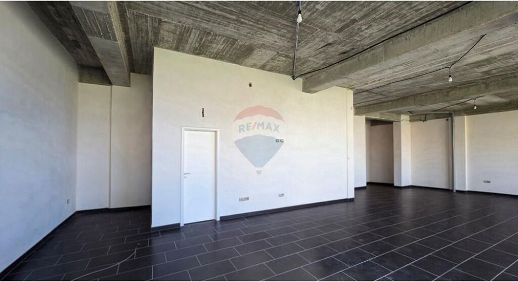 🔥🌊 OKAZION ELITAR – AMBIENT TREGTAR NË VIJË TË PARË, LUNGOMARE VLORË 🌊🔥