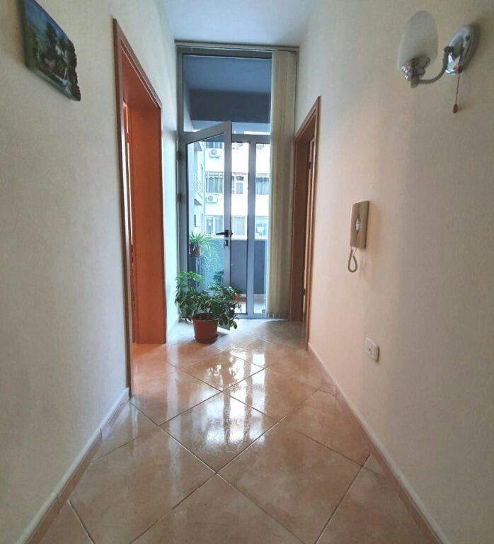Okazion. Zyrё me qera 70 m2 (1+1) në rrugën e Kavajës, Tiranё