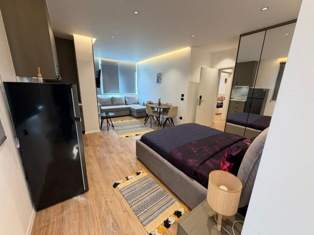 Shiten 2 studio te Selvia, Rruga Siri Kodra  📍 Selvia, Rruga Siri Kodra 🏢 Kati 2 🏗️ Pallat i ri  📐 Sipërfaqe neto 80 m² 📐 Sipërfaqe totale 90 m² 🏠 E ndarë në 2 studio / 2 garsoniere  💶 Çmimi: 3000€/m² (mbi sipërfaqen neto) 💰 Totali: 240,000€  ✨ Të investuara totalisht 📄 Me hipotekë – mundësi blerjeje me kredi 💸 Aktualisht të dhëna për qira ditore (80€/nata)  📈 Mundësi shumë e mirë investimi, me 2 njësi të veçanta që gjenerojnë të ardhura