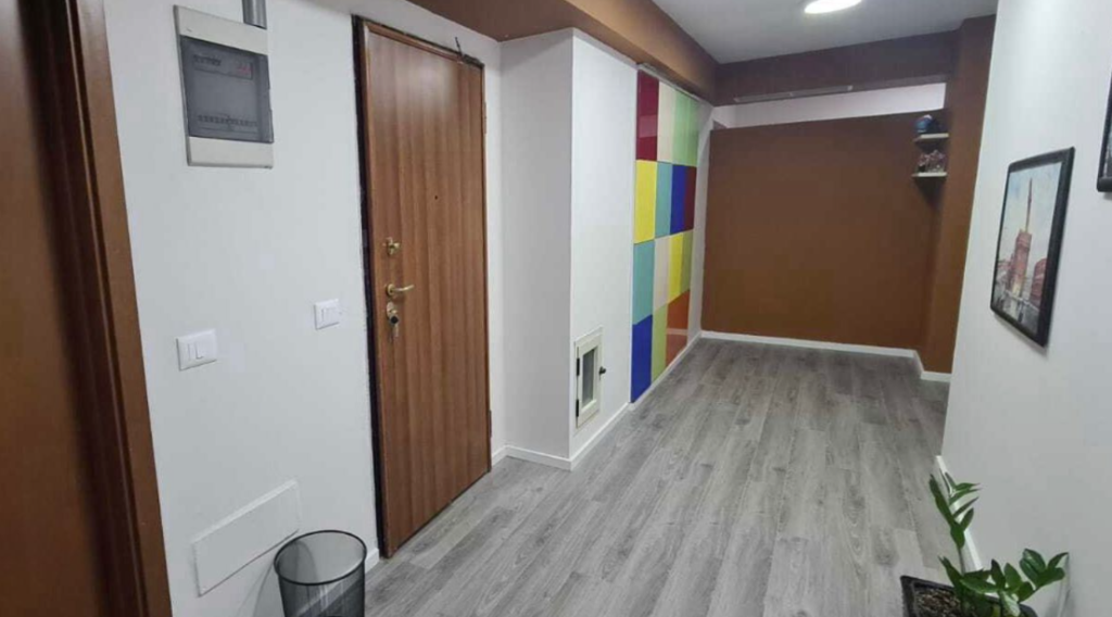 🏢 AMBIENT ME QIRA – RR. SAMI FRASHËRI, PRANË SHKOLLËS “PETRO NINI LUARASI”