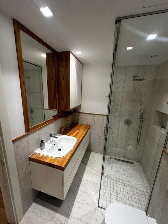 Apartament 3+1 me qira komuna e parisit  • 3 dhoma gjumi  • 2 tualete, 1 lavanderi  • Sallon + kuzhinë  • Ballkon  • 2 poste parkimi (-1)  Me sistem chiller, rekuperim ajri dhe grila të motorizuara. I mobiluar si në foto.  💰 150,000 lekë neto / muaj